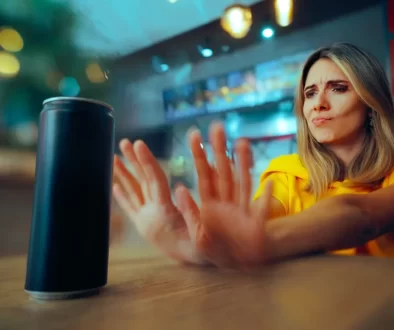 žena s energy drinkem