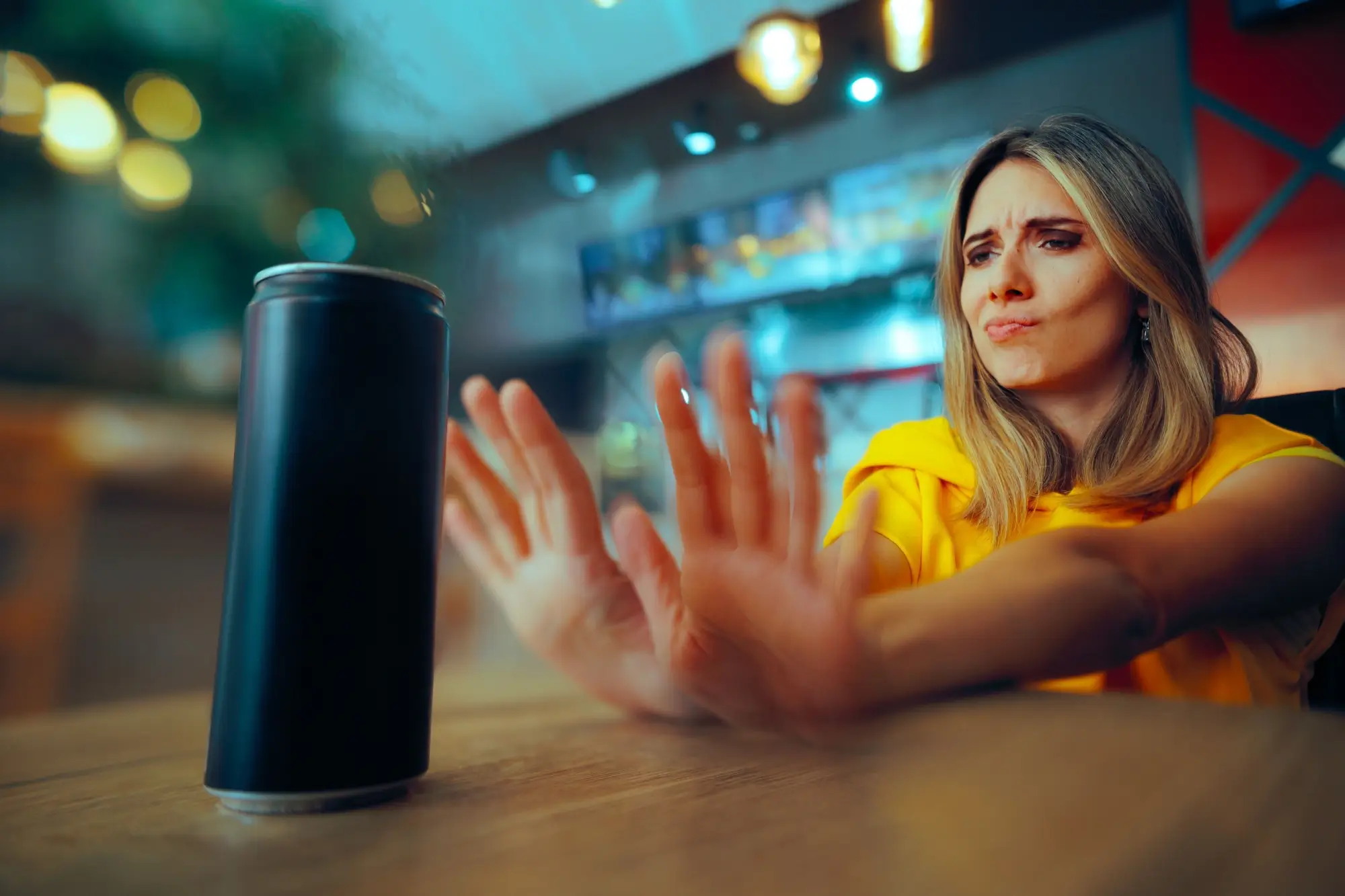 žena s energy drinkem