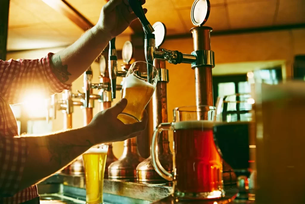 Shutterstock_2468363101 - Techsvět Nealko pivo se už běžně i přímo čepuje na baru.