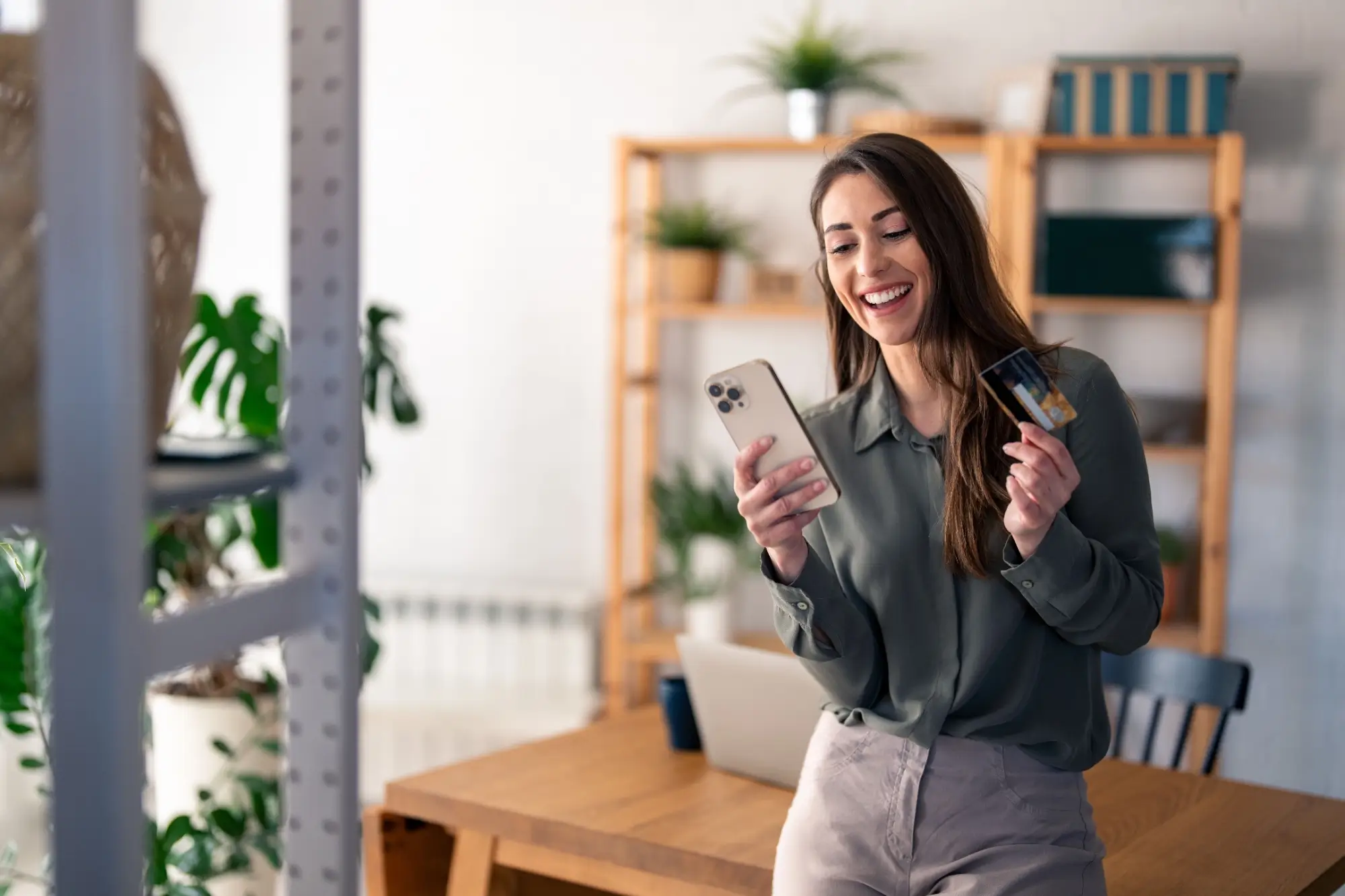Žena se dívá do telefonu