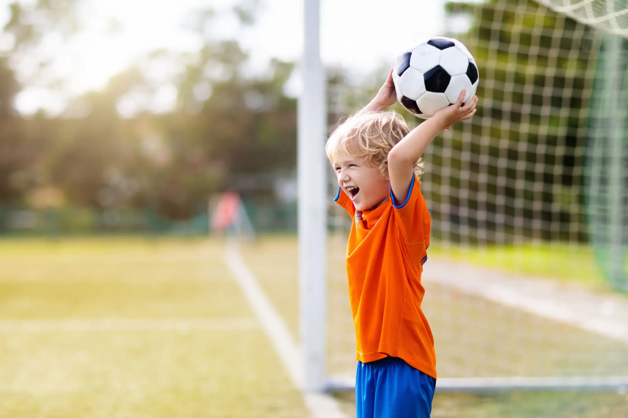 Shutterstock_2470845207 - Techsvět Chlapec hraje fotbal