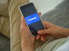 Muž s mobilem a facebookem