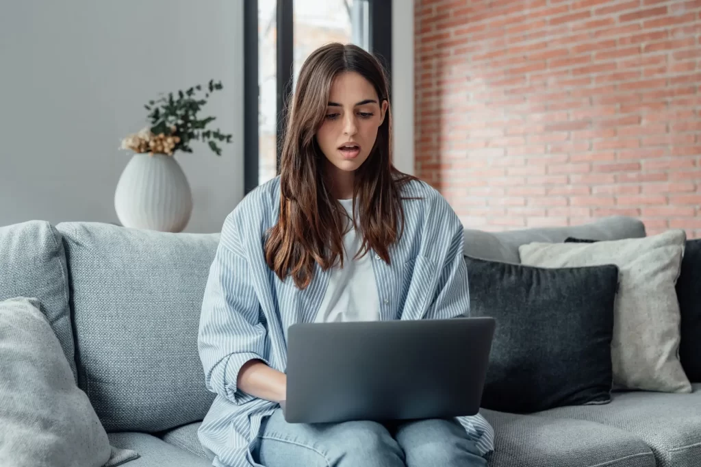 To, že někdo používá váš internet, se často projevuje jeho zpomalením, FOTO: Shutterstock - Techsvět naštvaná žena u počítače