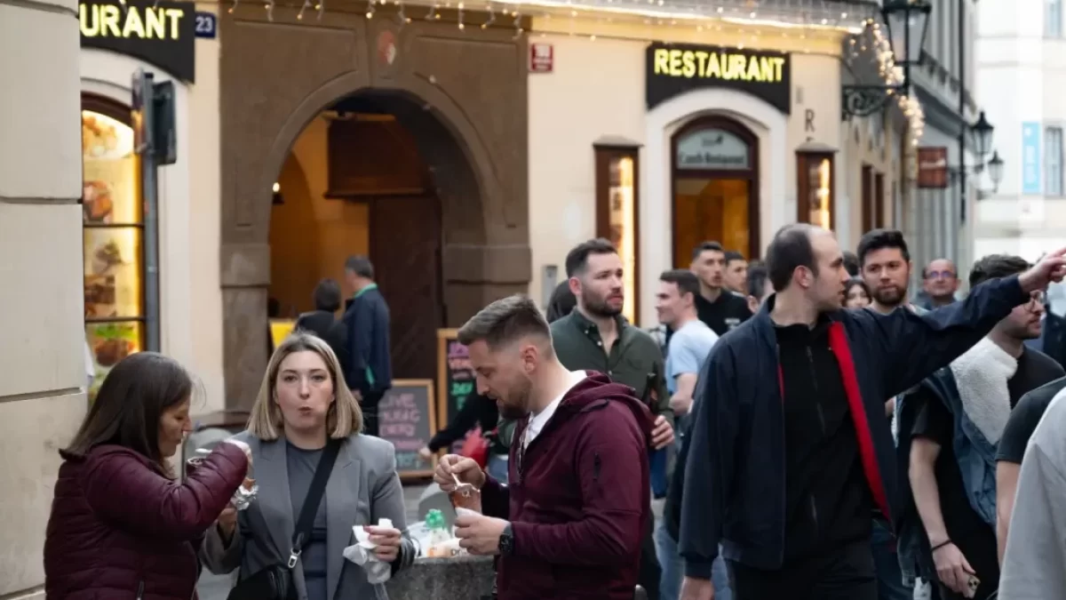 lidé jedí na ulici
