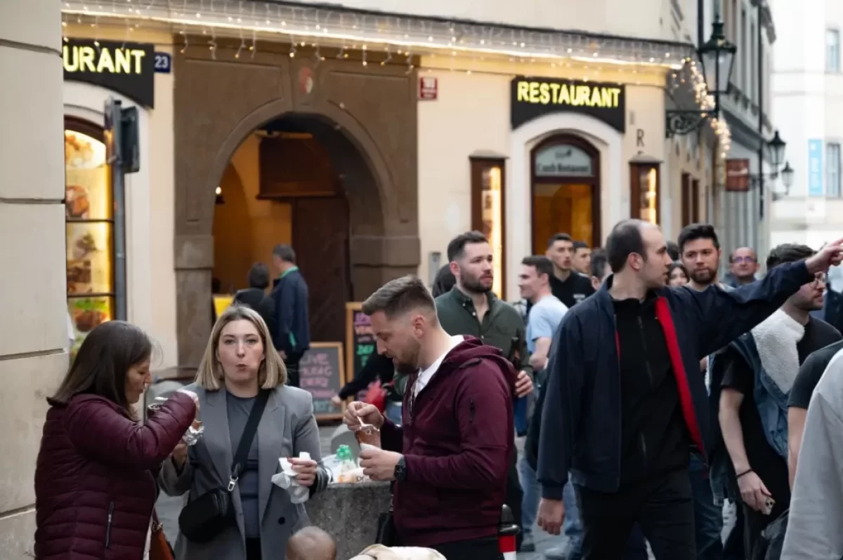 lidé jedí na ulici