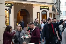 lidé jedí na ulici