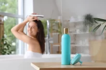 žena si myje vlasy