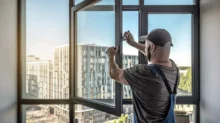 Pracovník montuje okna