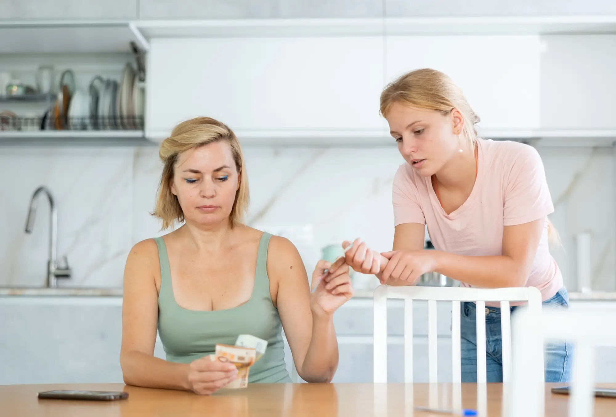 Shutterstock_2493542249 - Techsvět Matka dává dceři peníze