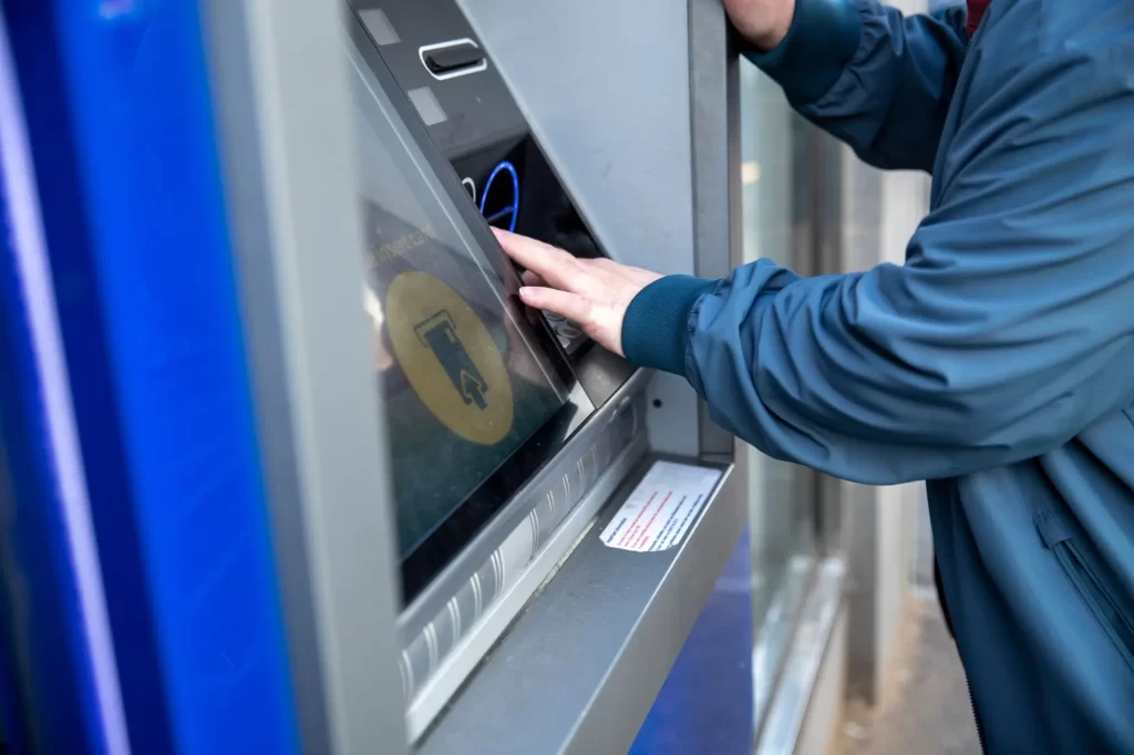 Shutterstock_2496023303 - Techsvět Muž vybírá z bankomatu