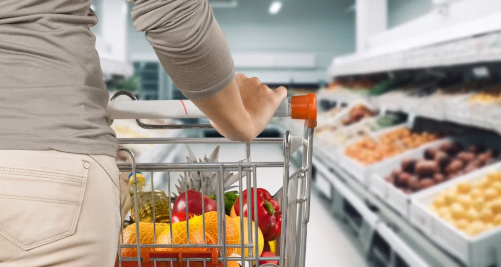 - Techsvět žena projíždí supermarketem