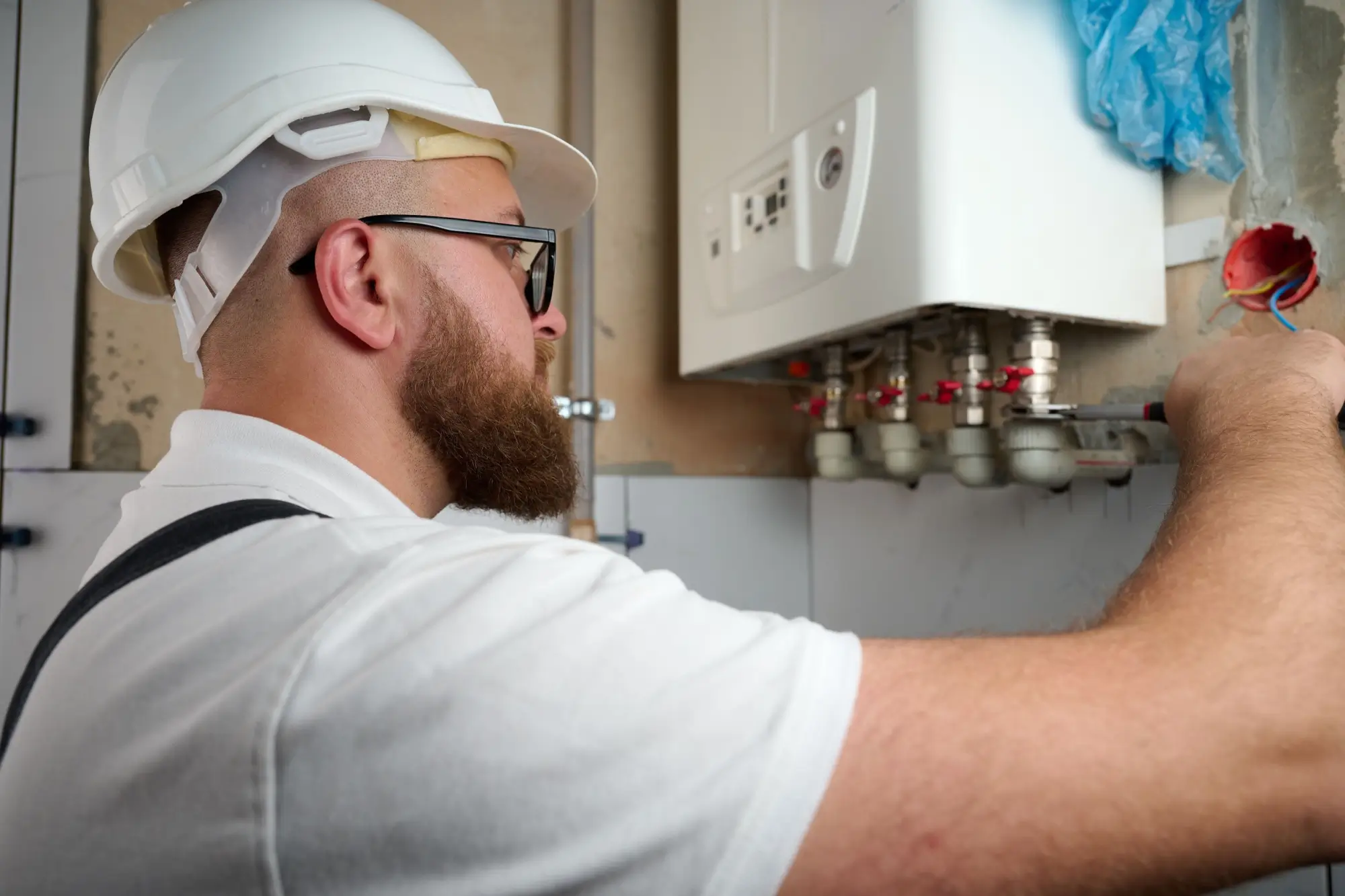 - Techsvět Instalatér dělá údržbu bojleru