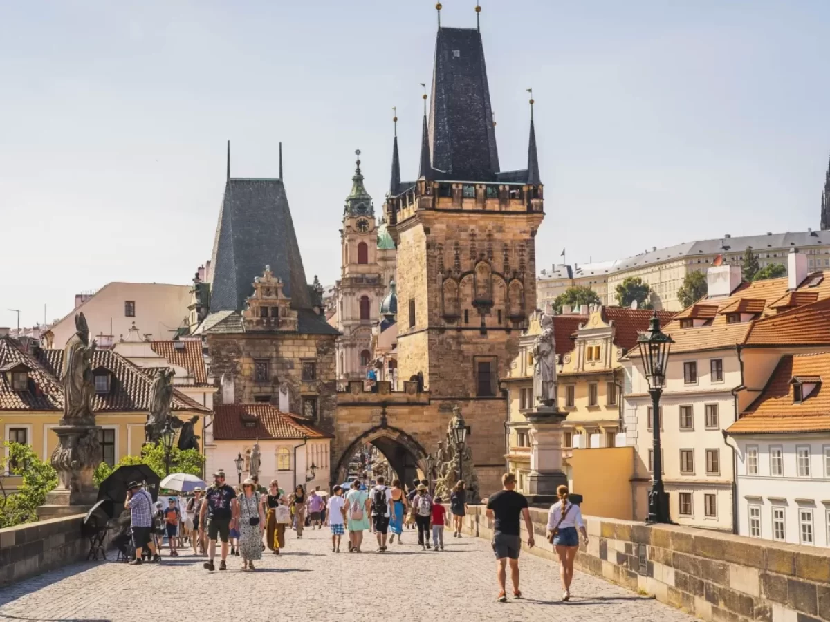 Turisté na Karlově mostě