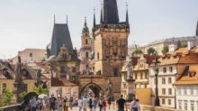 Turisté na Karlově mostě
