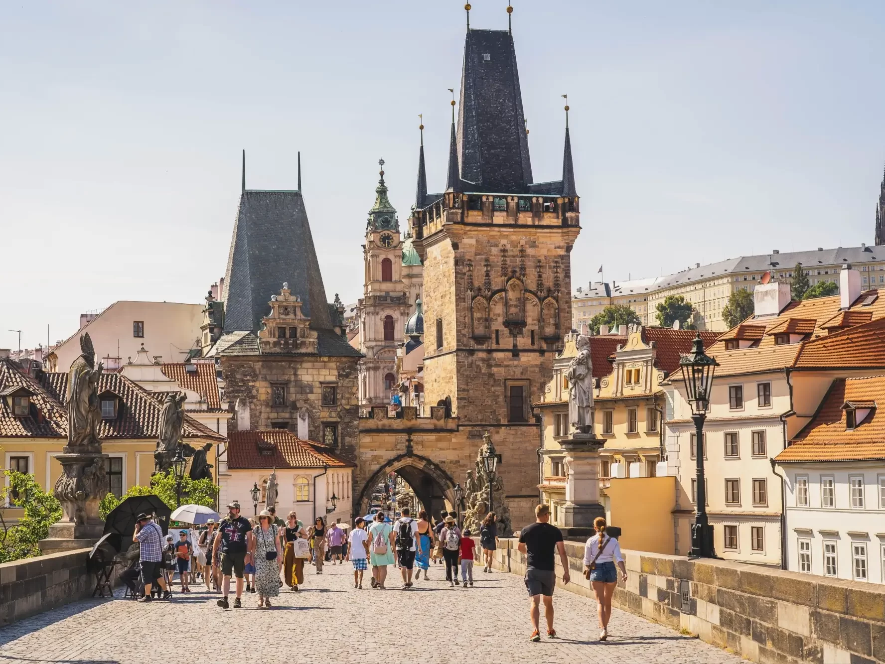 Turisté na Karlově mostě
