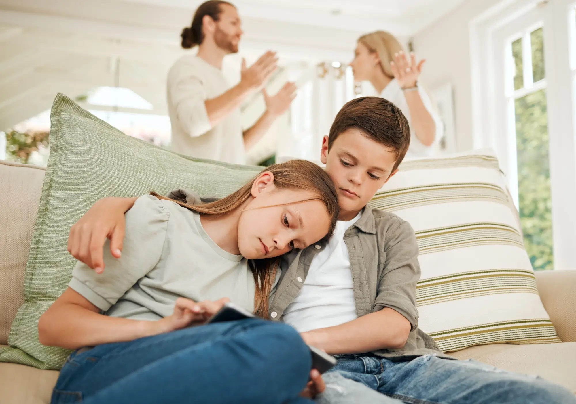Shutterstock_2509772891 - Techsvět Rodiče se hádají před dětmi