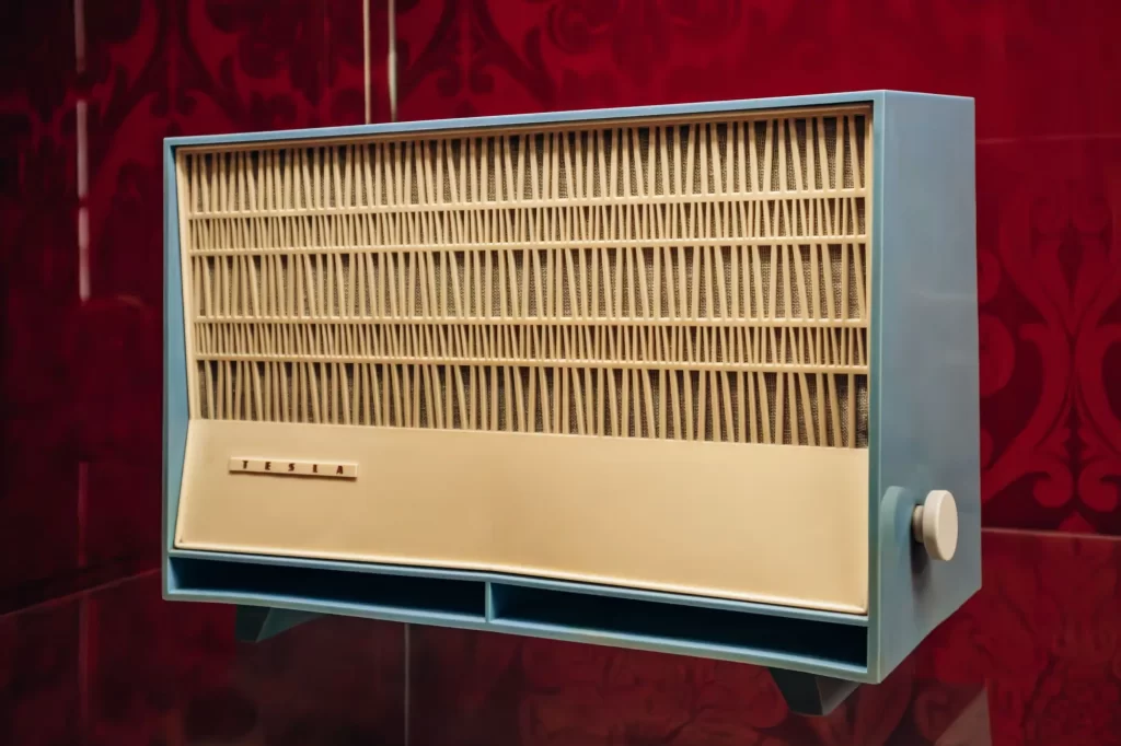 Shutterstock_2513929047 - Techsvět Tesla radio