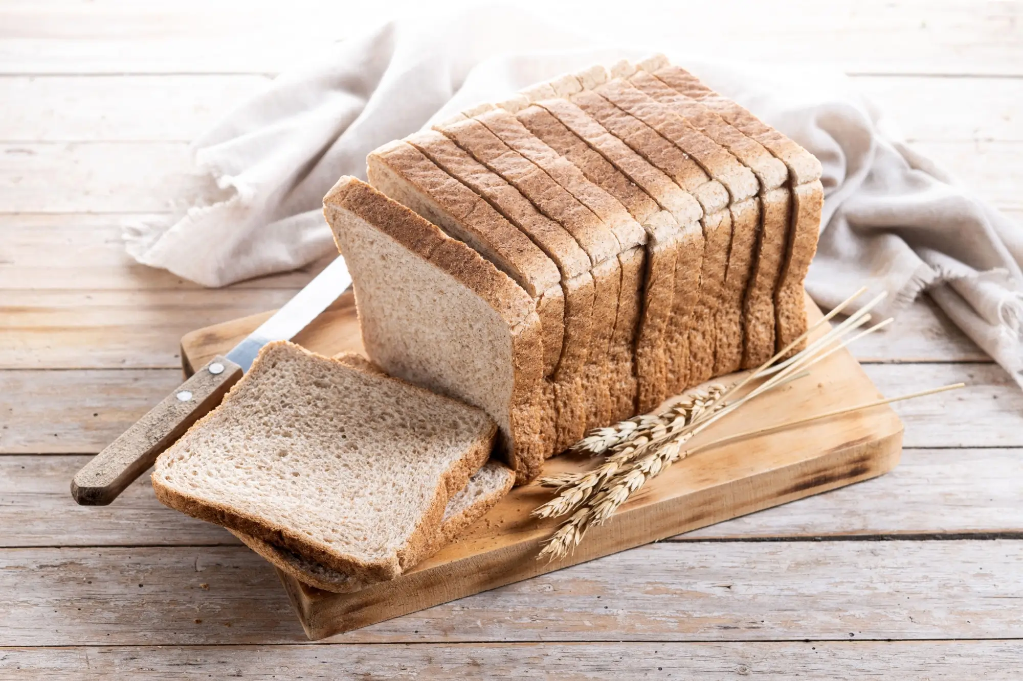 Shutterstock_2518608575 - Techsvět Tmavý toastový chléb