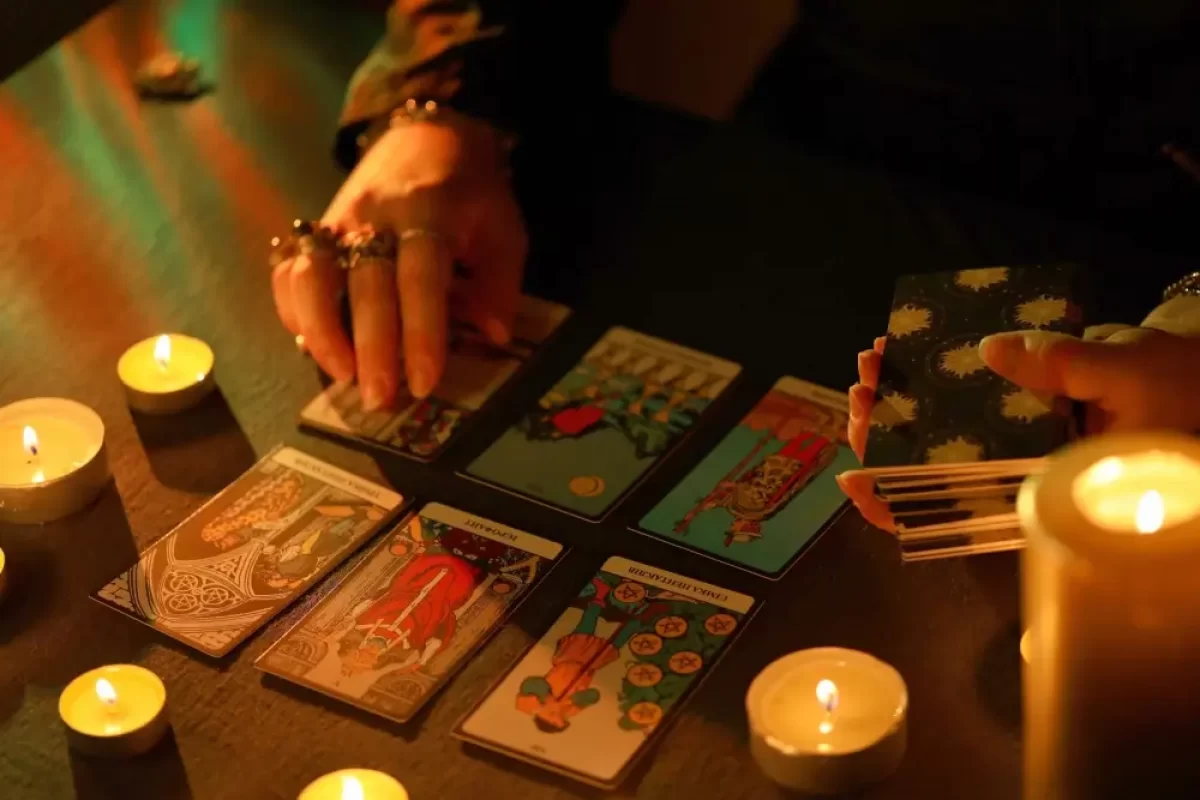 žena vykládá karty