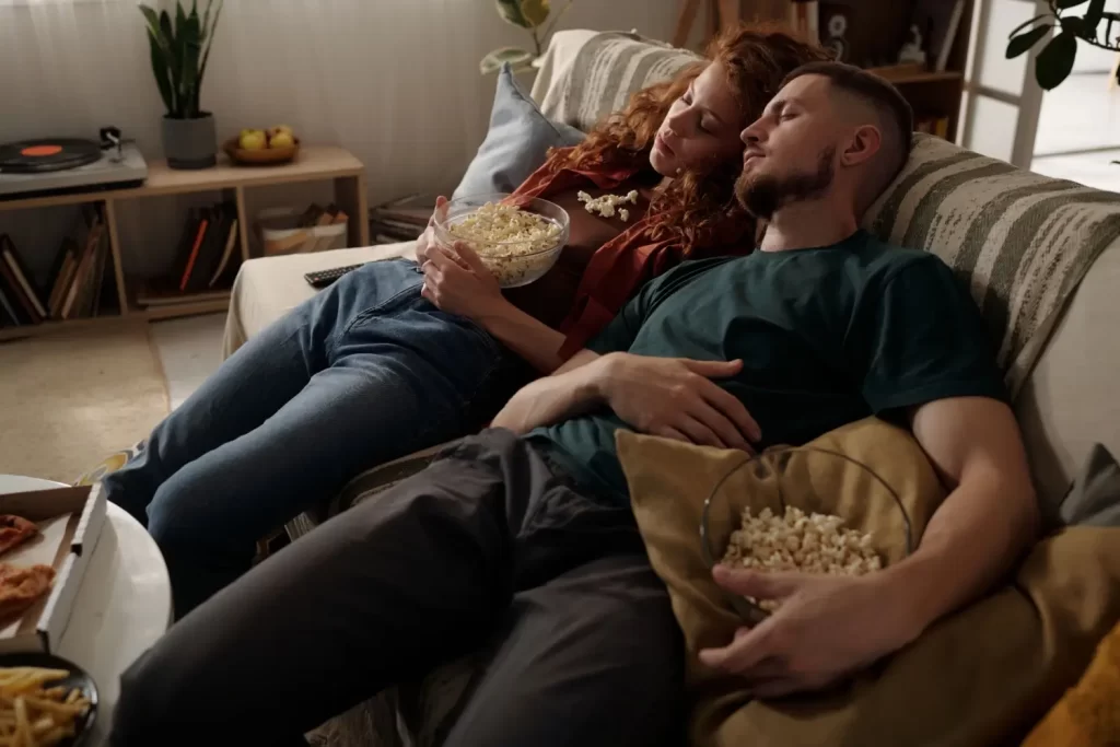 Vždycky jste sváděli boj s leností - Techsvět pár se dívá na televizi