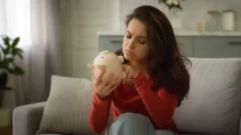 žena zkoumá obsah pokladničky