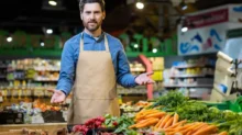 muž v obchodě s potravinami