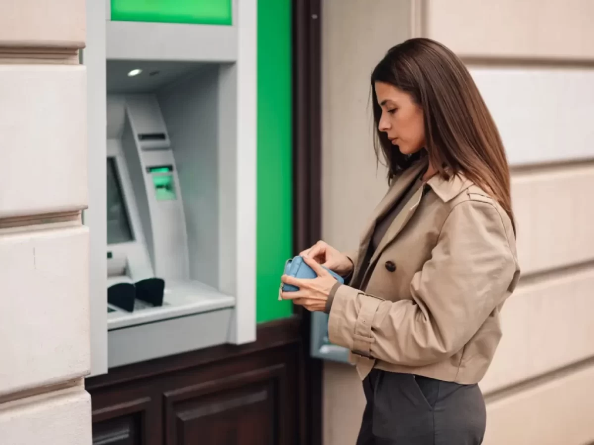 Žena u bankomatu