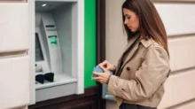 Žena u bankomatu