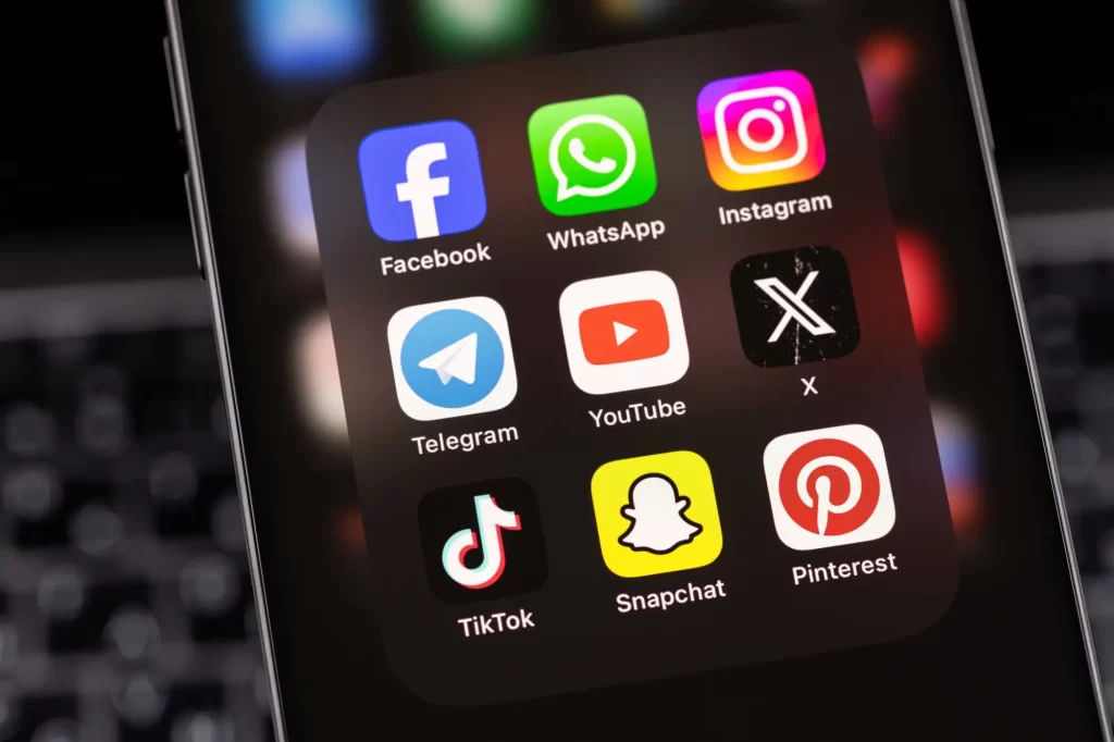 Sociální sítě spotřebovávají ohromné množství energie, FOTO: Shutterstock - Techsvět sociální sítě na mobilu