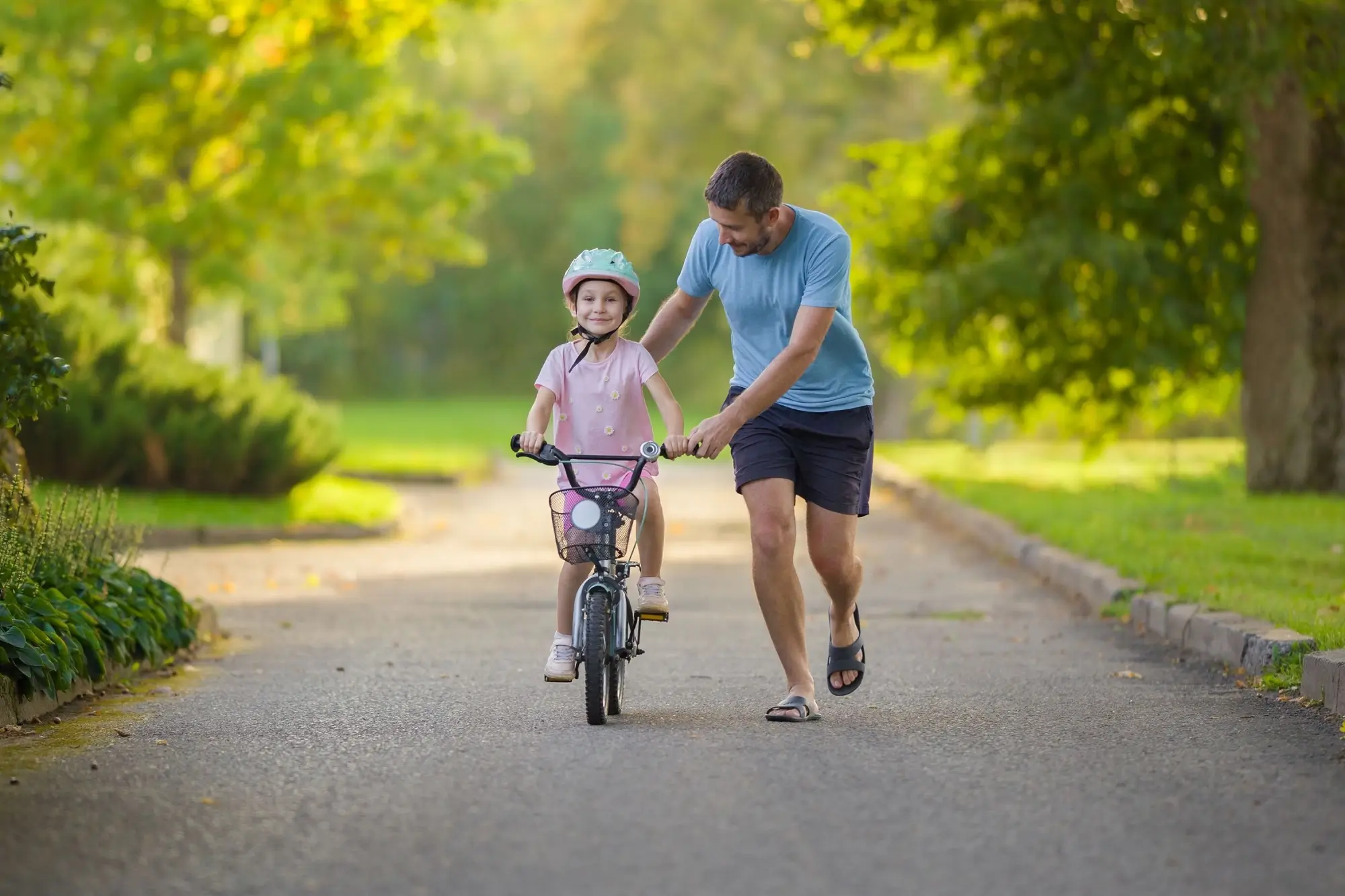 Shutterstock_2529061749 - Techsvět Muž se svou dcerou