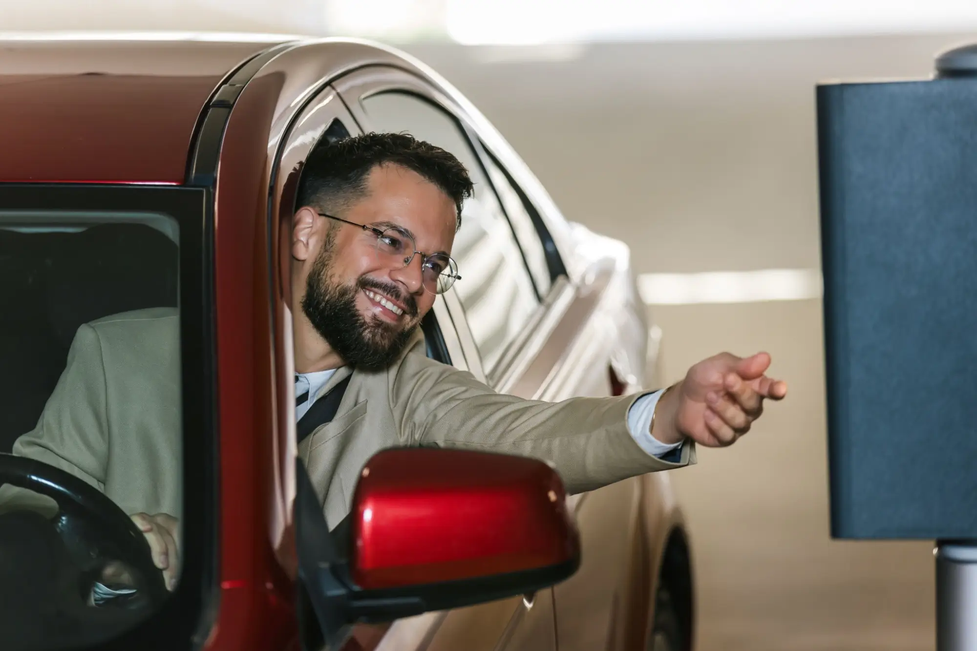 - Techsvět Pán čeká na lístek u terminálu parkoviště