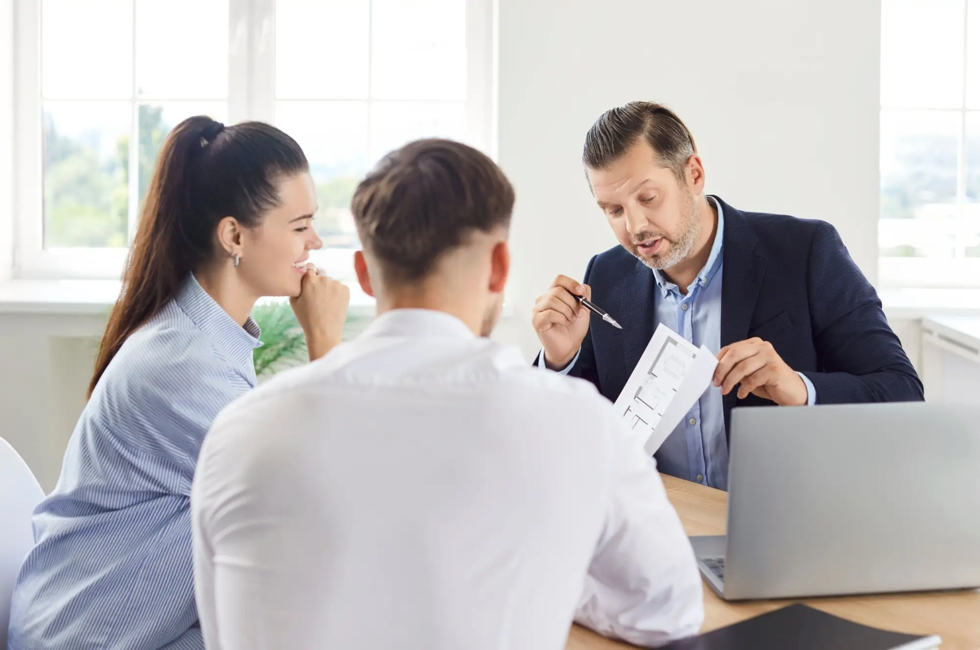 Shutterstock_2537342141 - Techsvět interiérový designér navrhuje kuchyň