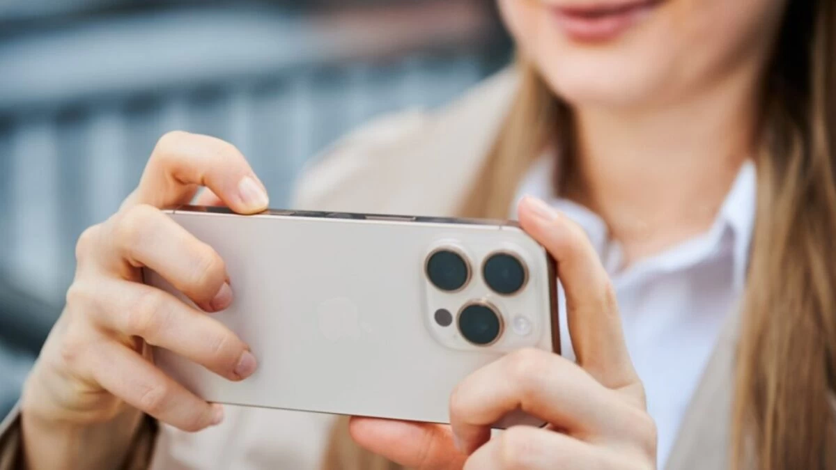 Žena fotí iphonem