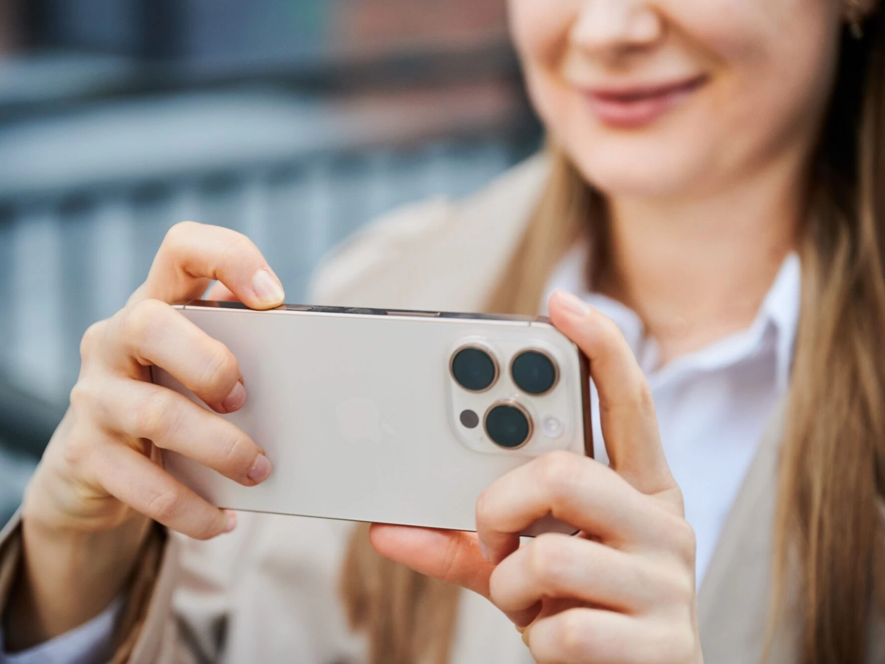 Žena fotí iphonem