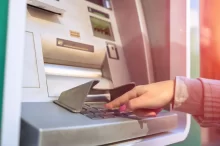 Žena vybírá z bankomatu