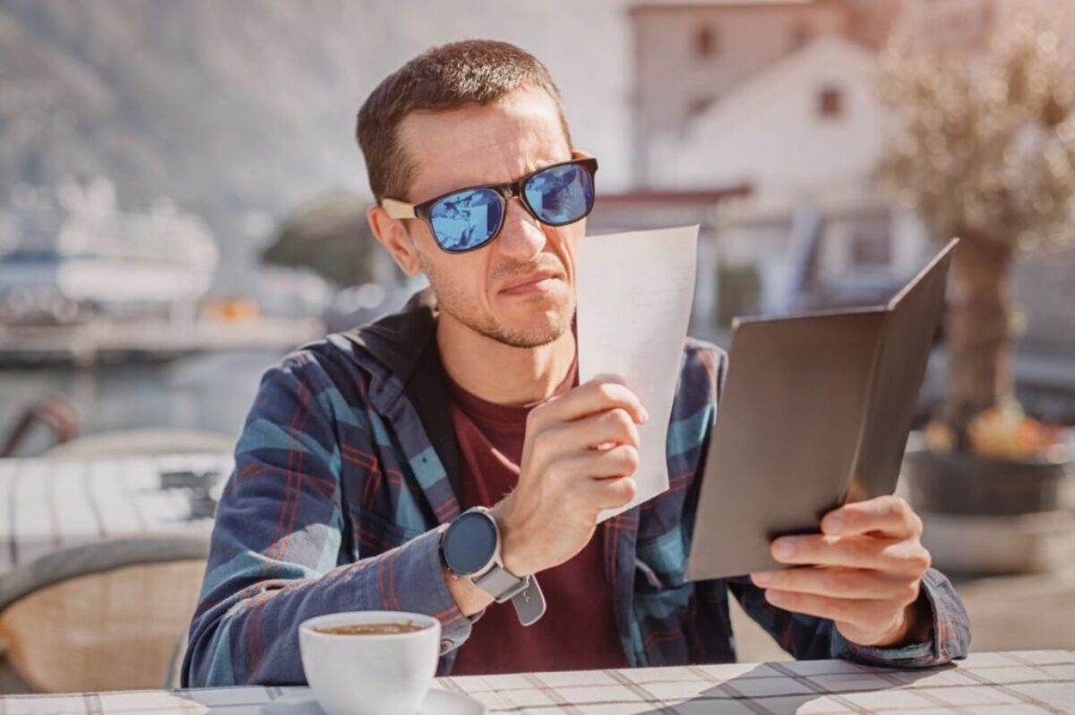 Zákazník v restauraci kouká na účet