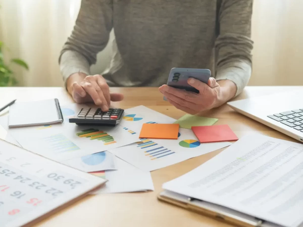 Muž počítá na kalkulačce