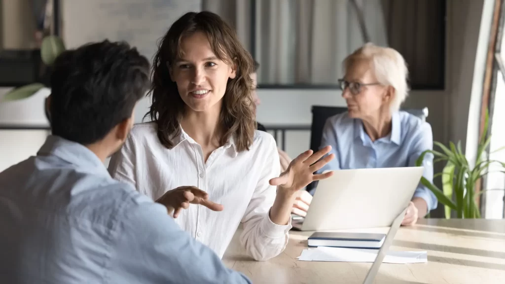 Když nosíte v hlavě spoustu znalostí, je pro vás i jednodušší komunikace s ostatními, FOTO: Shutterstock - Techsvět žena si povídá se svými kolegy