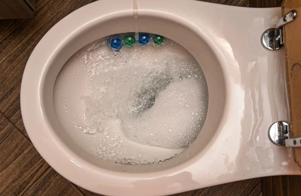 Věšíte WC blok do toalety takto? Děláte to špatně. - Techsvět WC blok