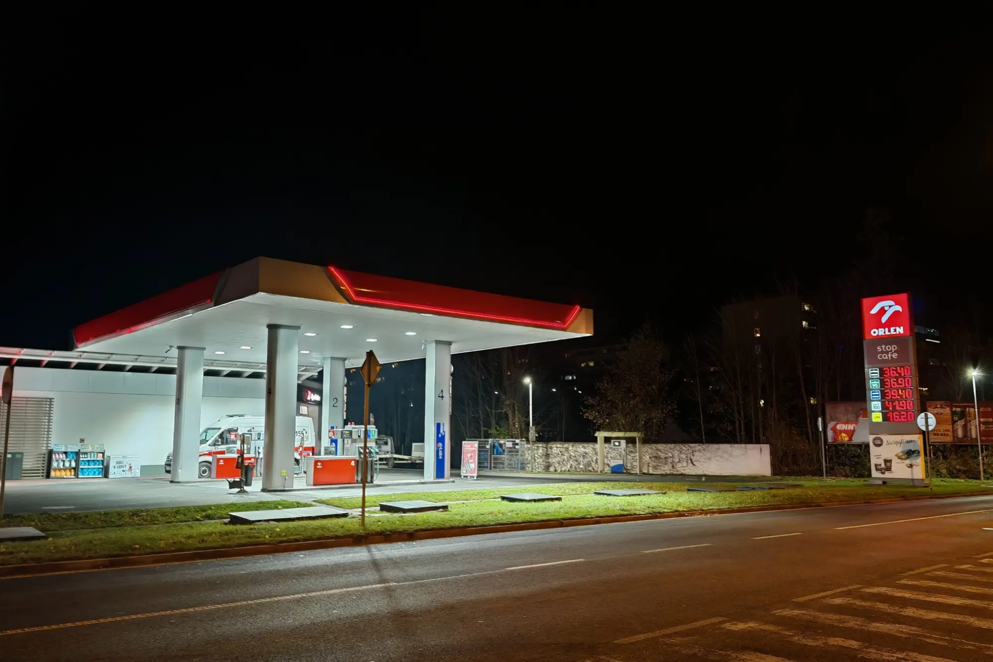 Benzinka v noci