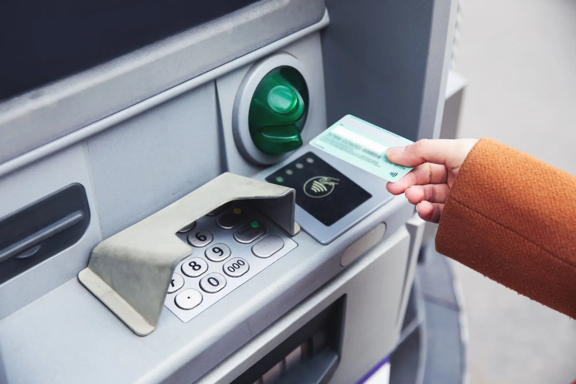 - Techsvět žena u bankomatu