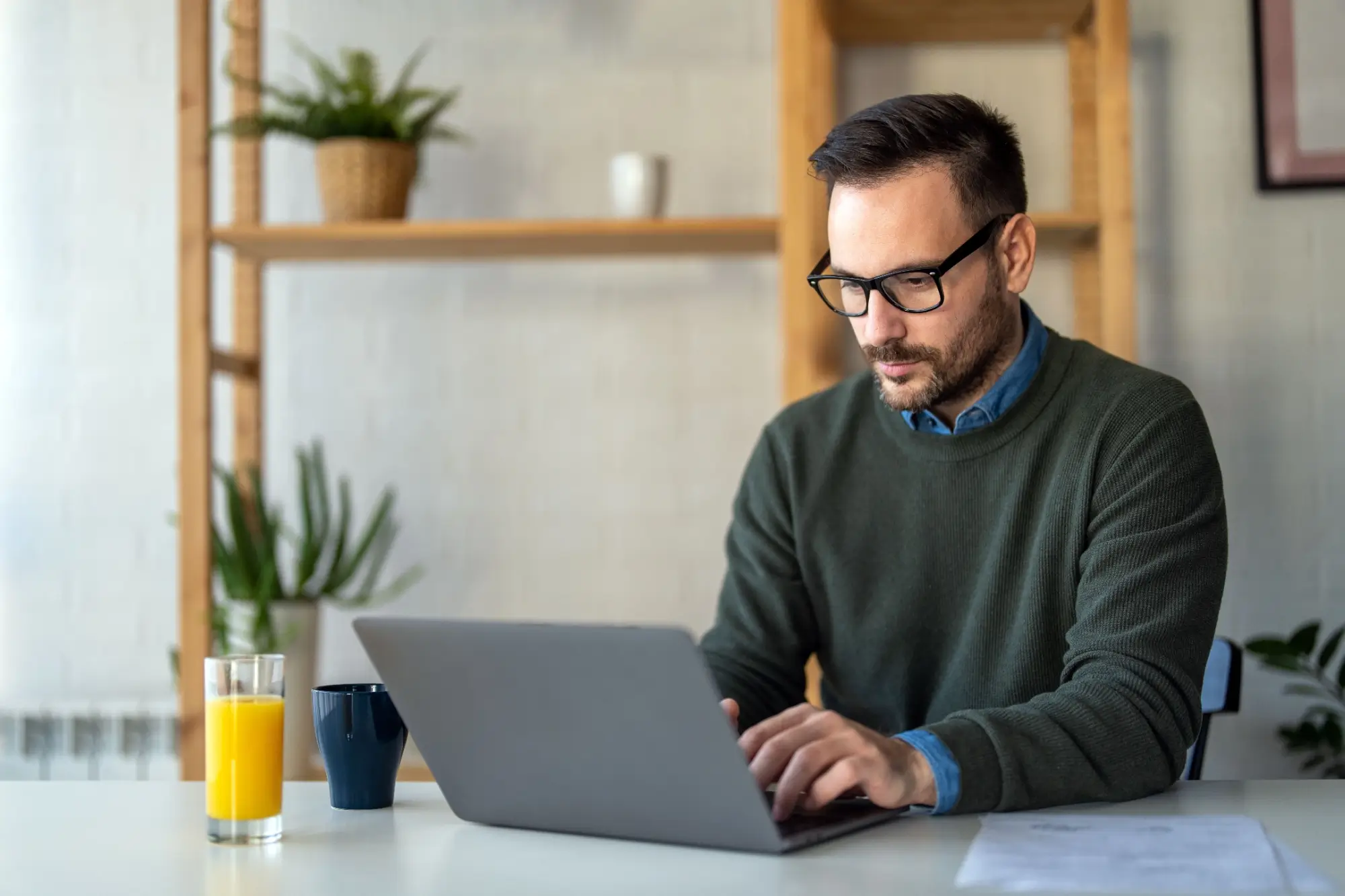 Shutterstock_2569526871 - Techsvět Muž se připravuje na pohovor