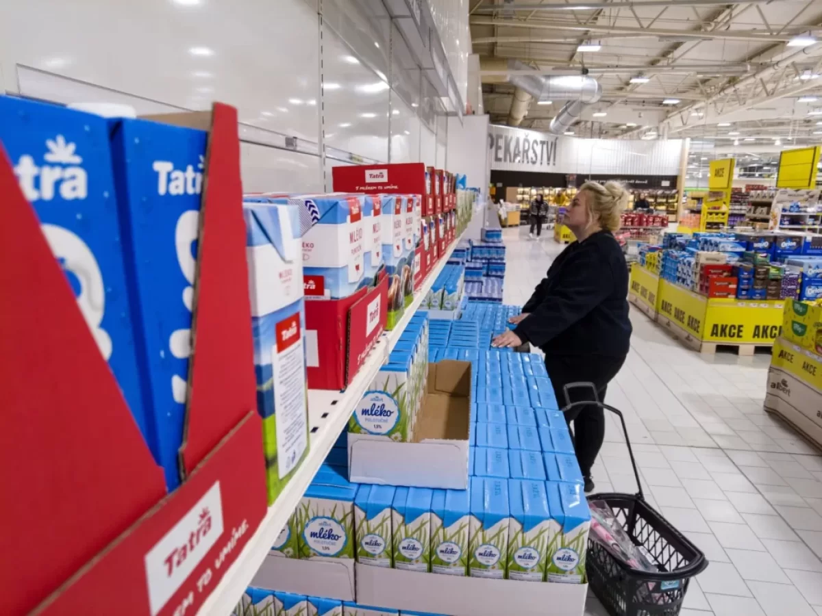 Žena nakupuje mléko