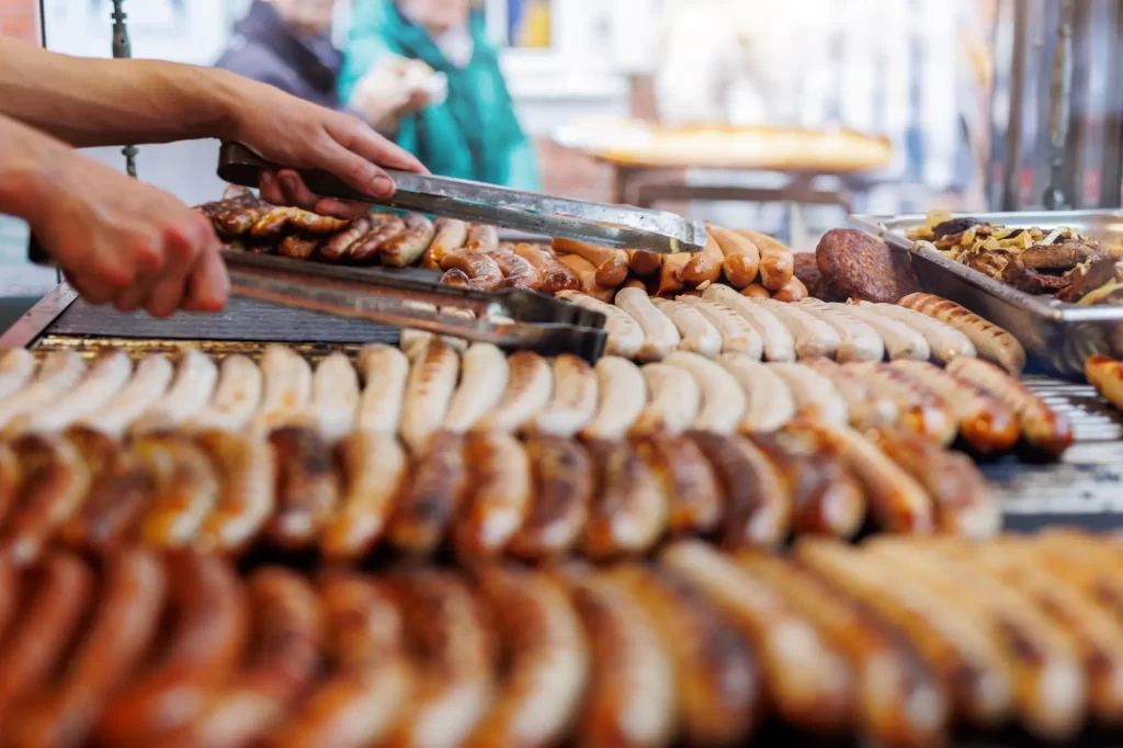 Dusitan sodný se přidává do spousty druhů uzenin, FOTO: Shutterstock - Techsvět klobásy na grilu