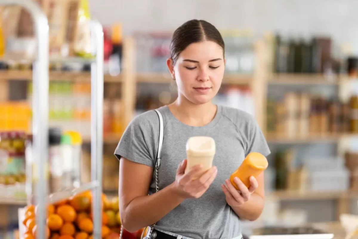 žena vybírá hořčici