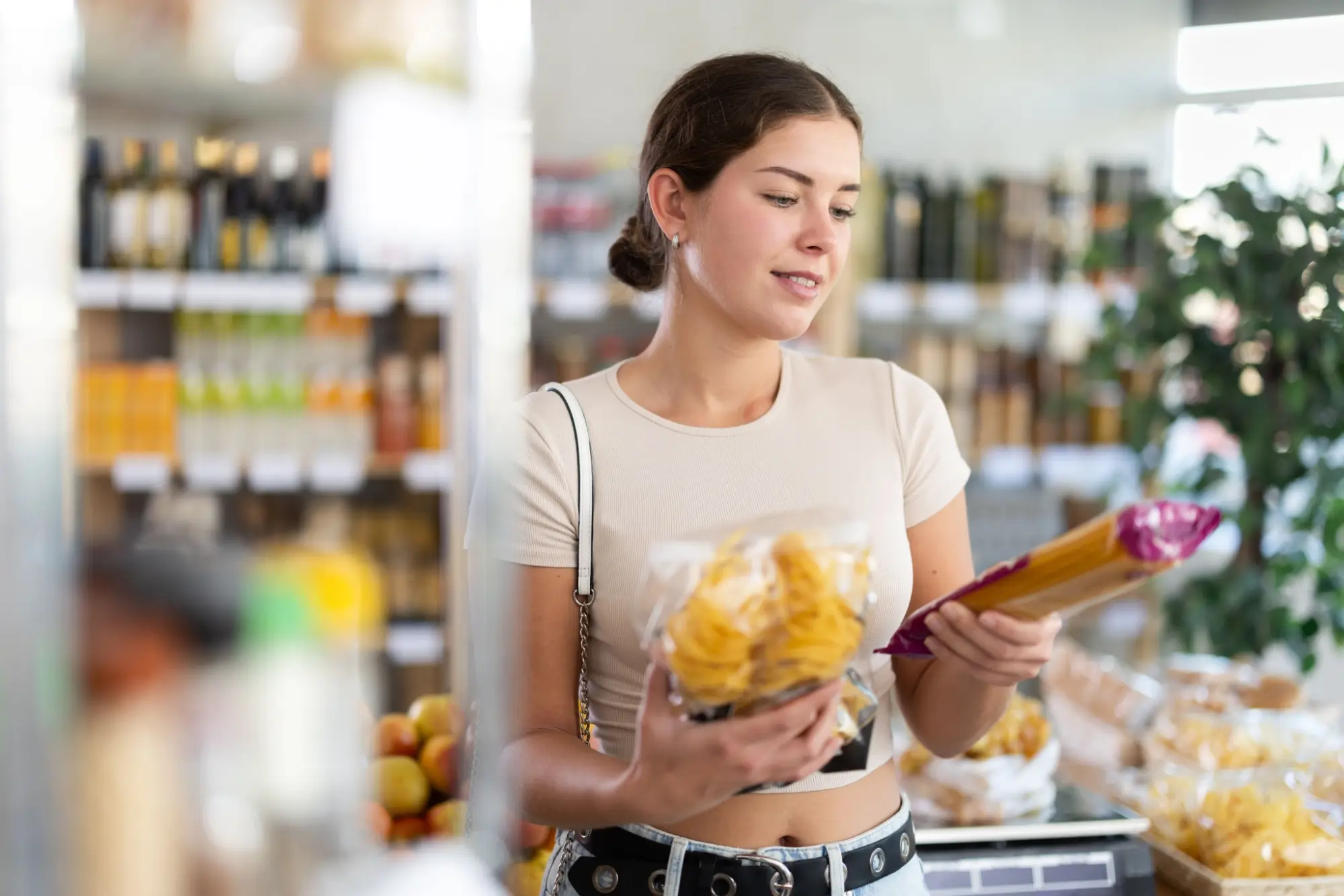 Shutterstock_2588726755 - Techsvět dívka na nákupu