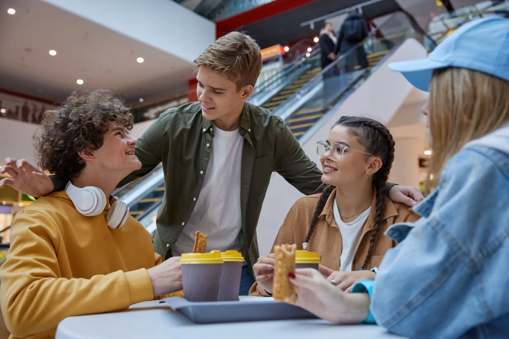 Shutterstock_2591449101 - Techsvět Teenageři se spolu baví u oběda
