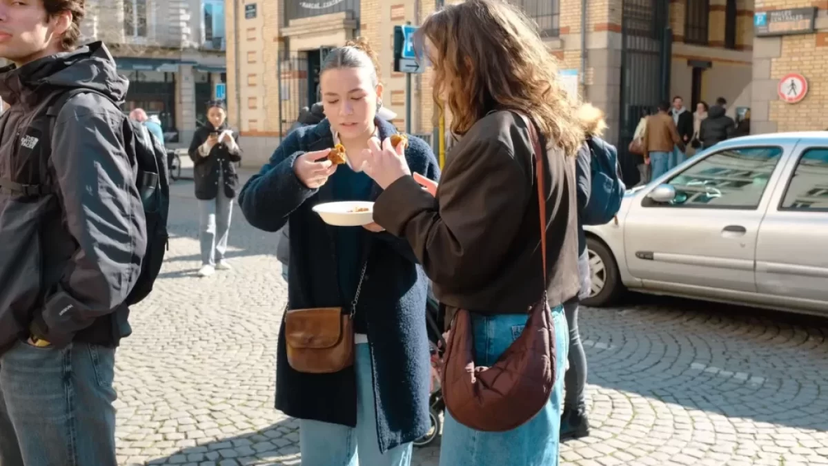 lidé jedí na ulici