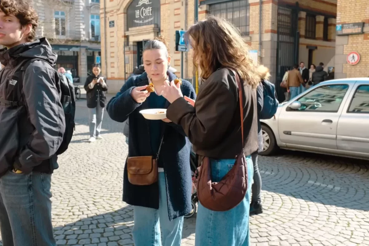 lidé jedí na ulici