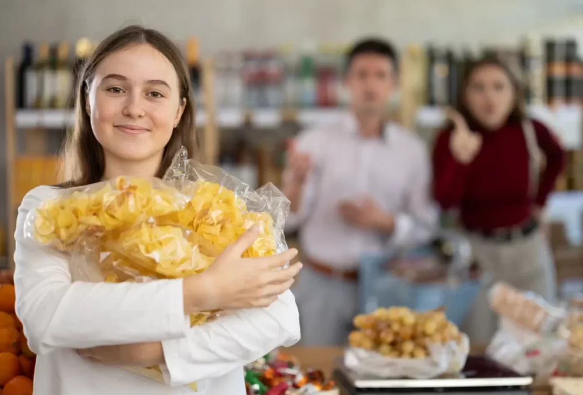 žena nese nákup v rukou